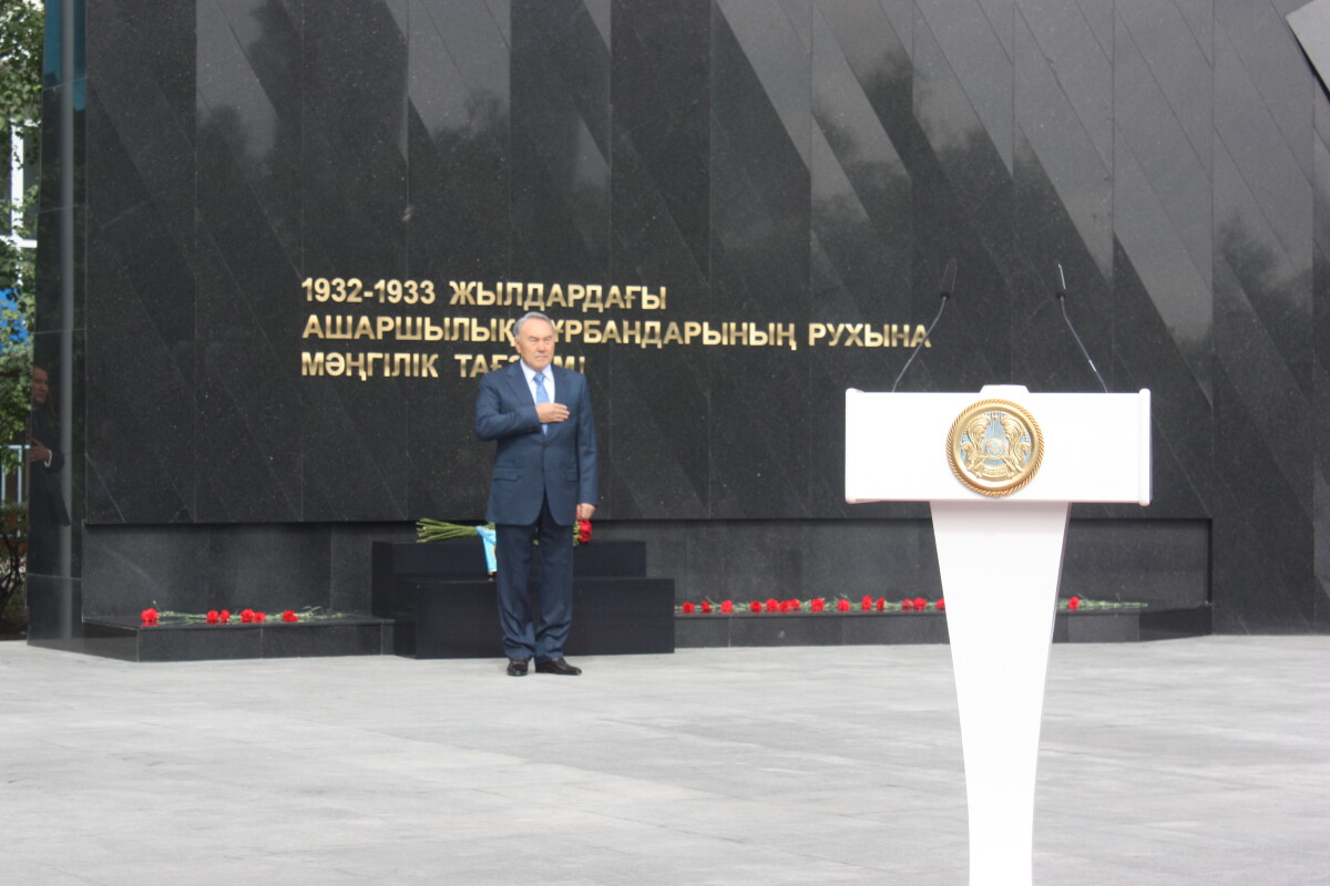 Н.Назарбаев на открытии монумента "Памятник жертвам голода" - e-history.kz