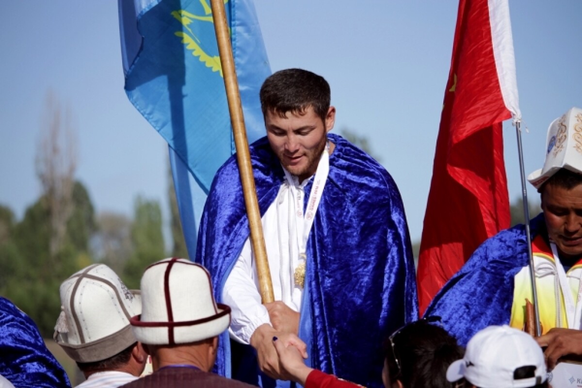 Сырым Ізбасаров: Әр қазақ жігіті еліміздің туын алып шығуға лайықты - e-history.kz